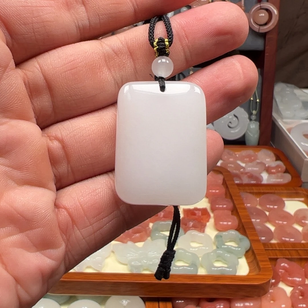 福***为颈饰未镶嵌石英质玉