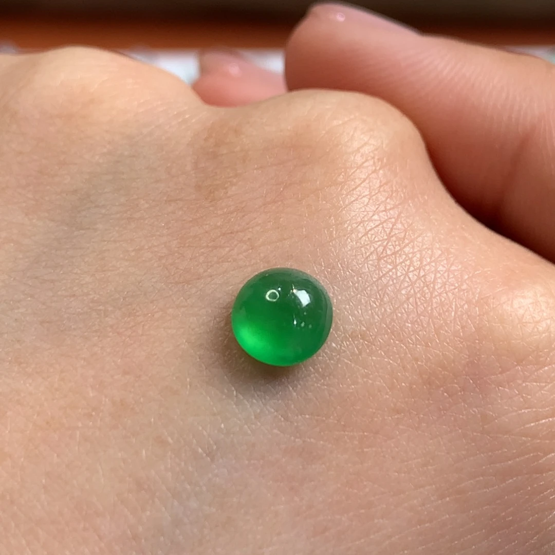 翡翠未镶嵌颈饰正阳绿正圆蛋面卡6.7