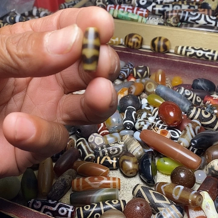 天然辰砂玛瑙珠子