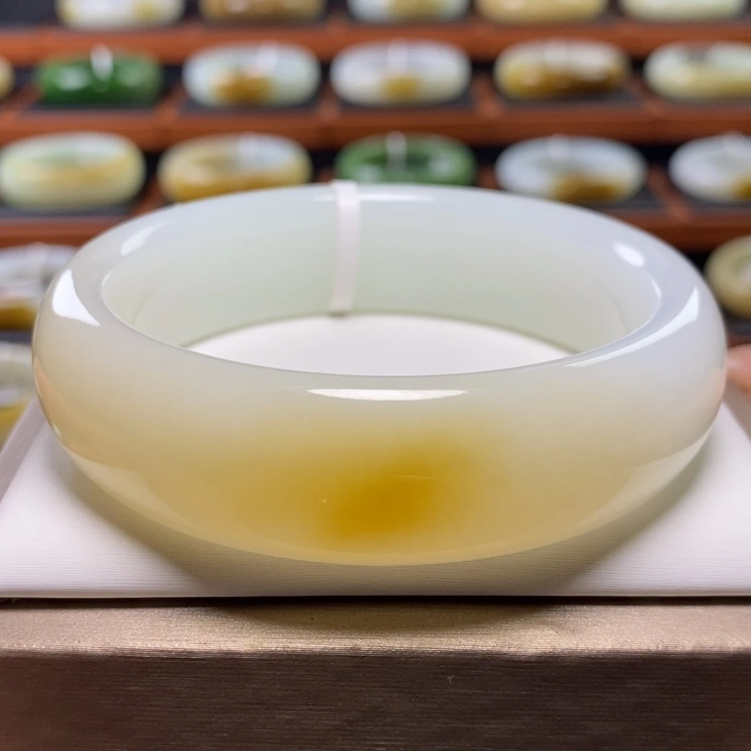和田玉（糖玉）手镯未镶嵌60圈