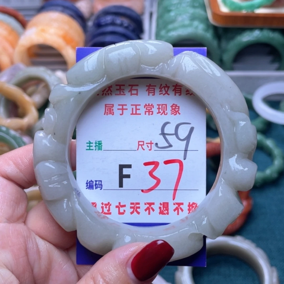 【闪购商品】未镶嵌手镯石英质玉