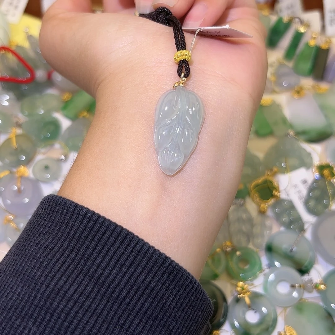 翡翠18K金镶嵌颈饰叶子