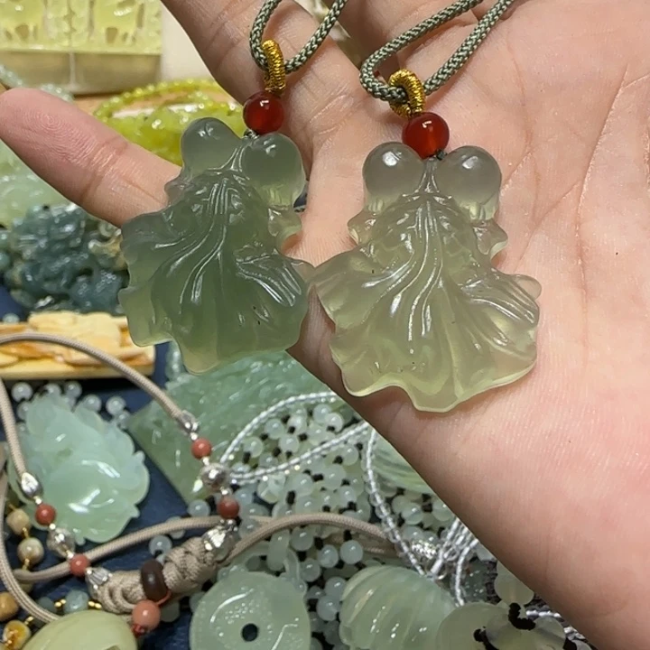 未镶嵌蛇纹石玉吊坠