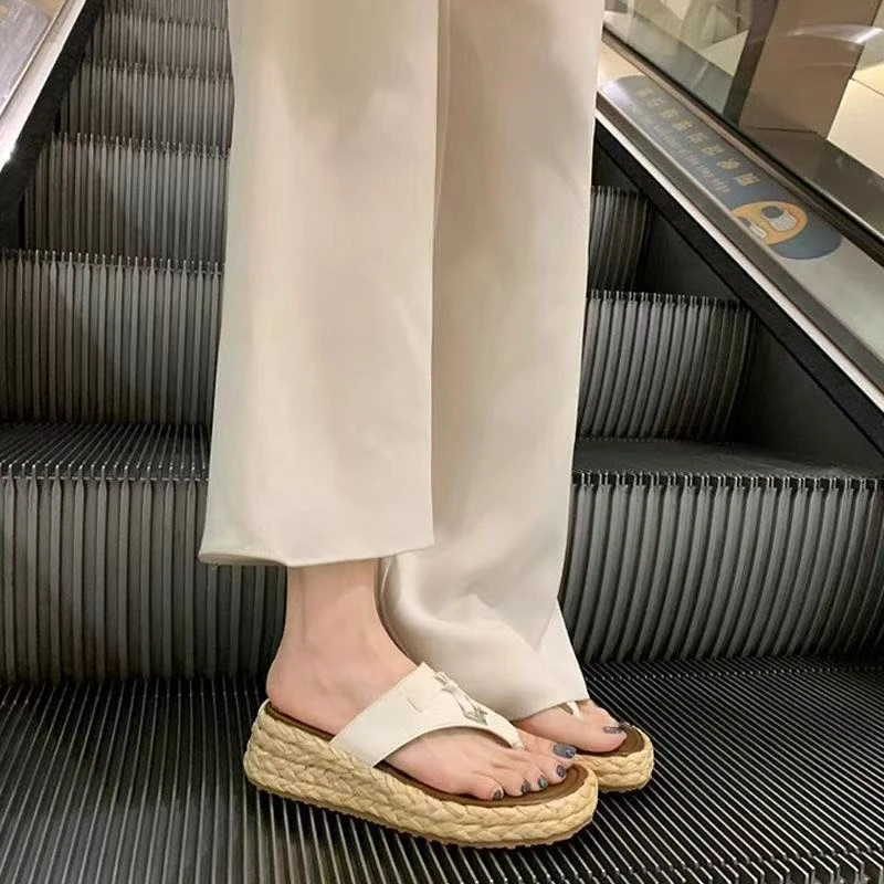 2025夏新款小个子增高厚底显瘦凉鞋百搭流苏扣夹脚人字草编凉拖女