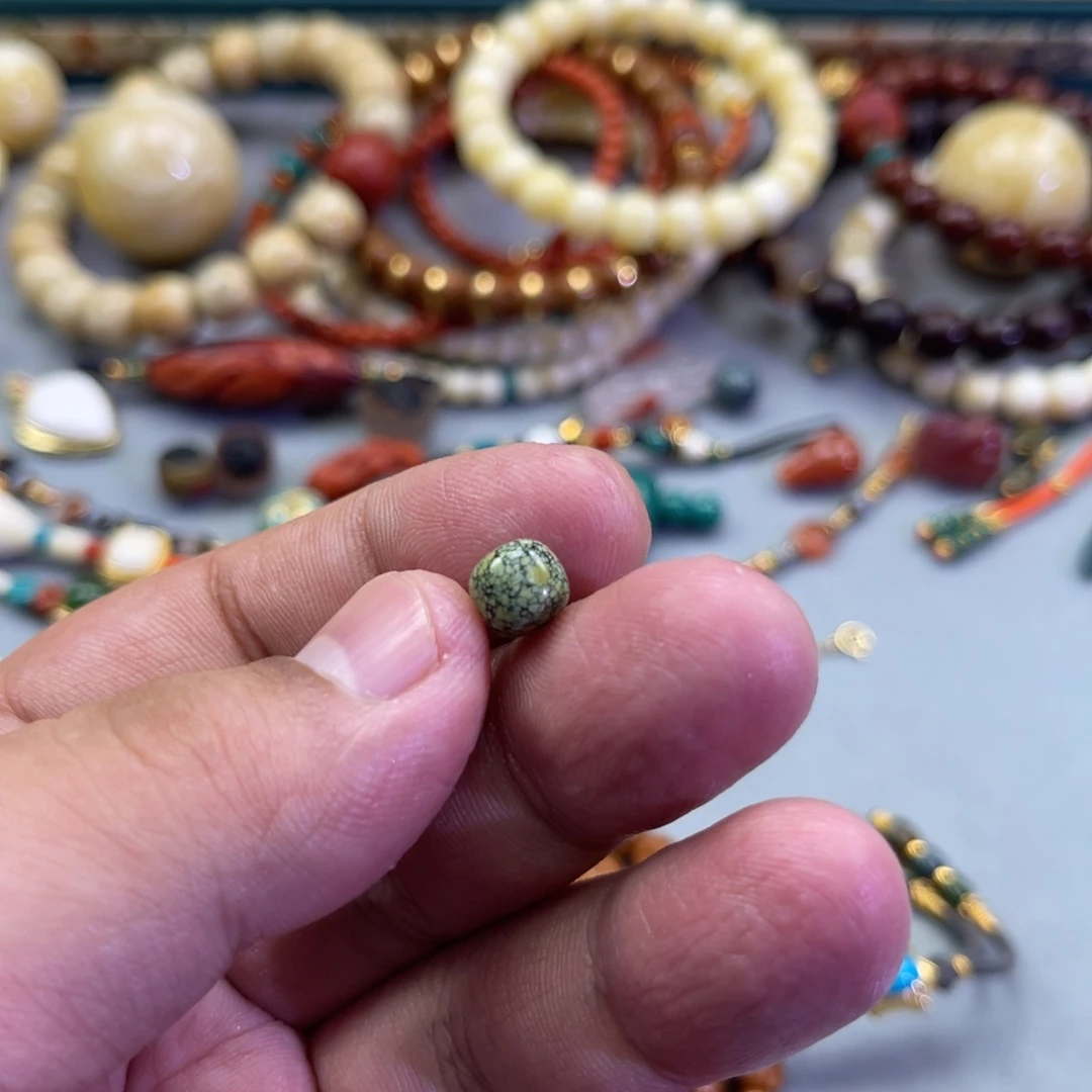 黄***莺绿松石未镶嵌珠宝奇石60