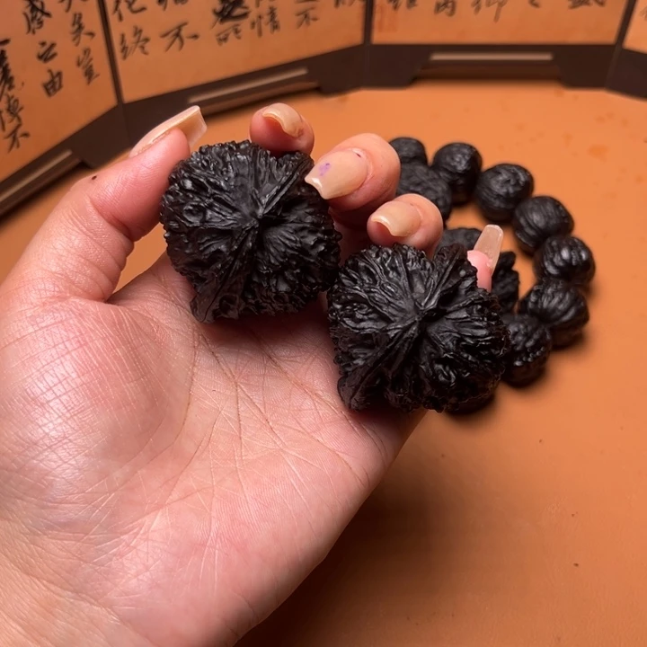 核桃地闷文玩手把件白狮子 44 尺编号 77