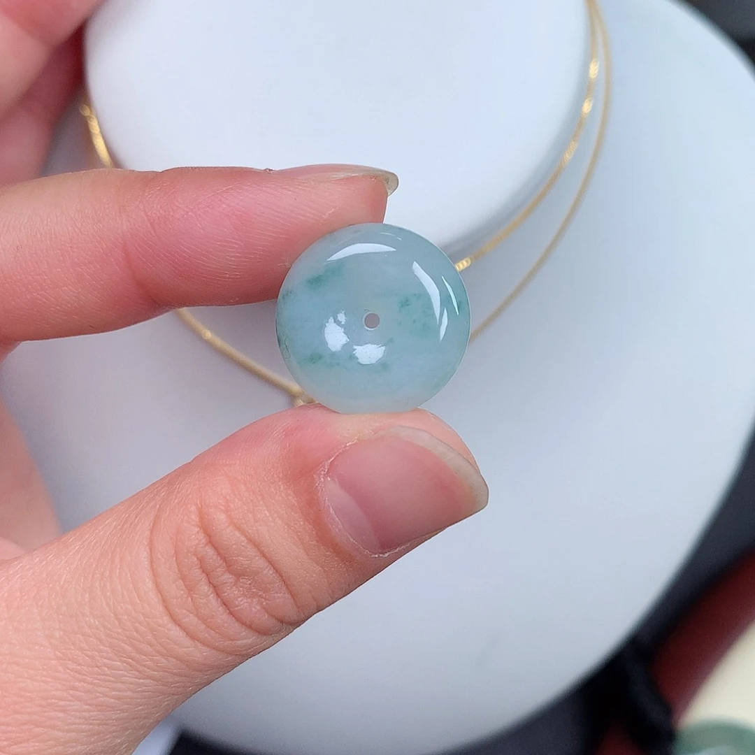 翡翠颈饰未镶嵌平安扣