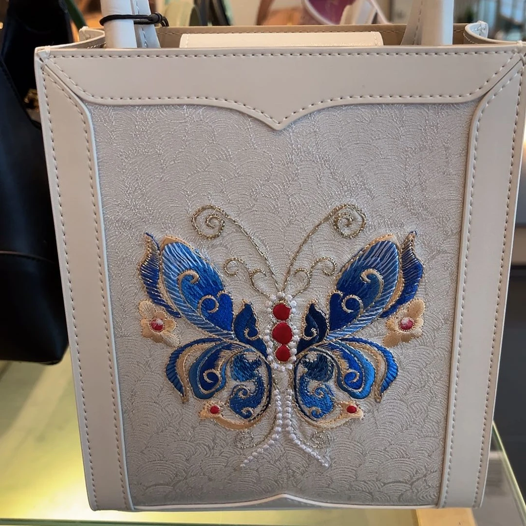 头层牛皮展厅新品同色同款