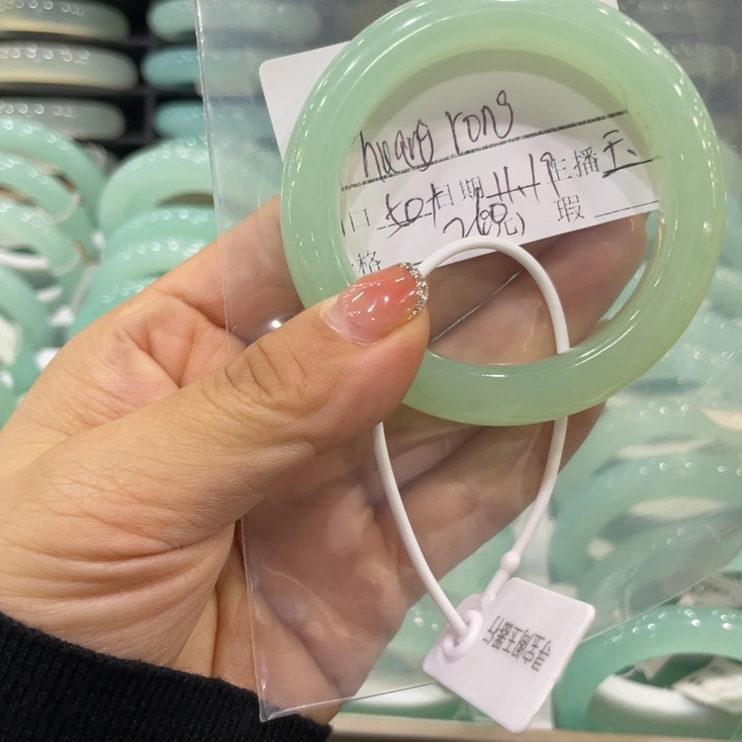 未镶嵌蛇纹石玉颈饰H****?