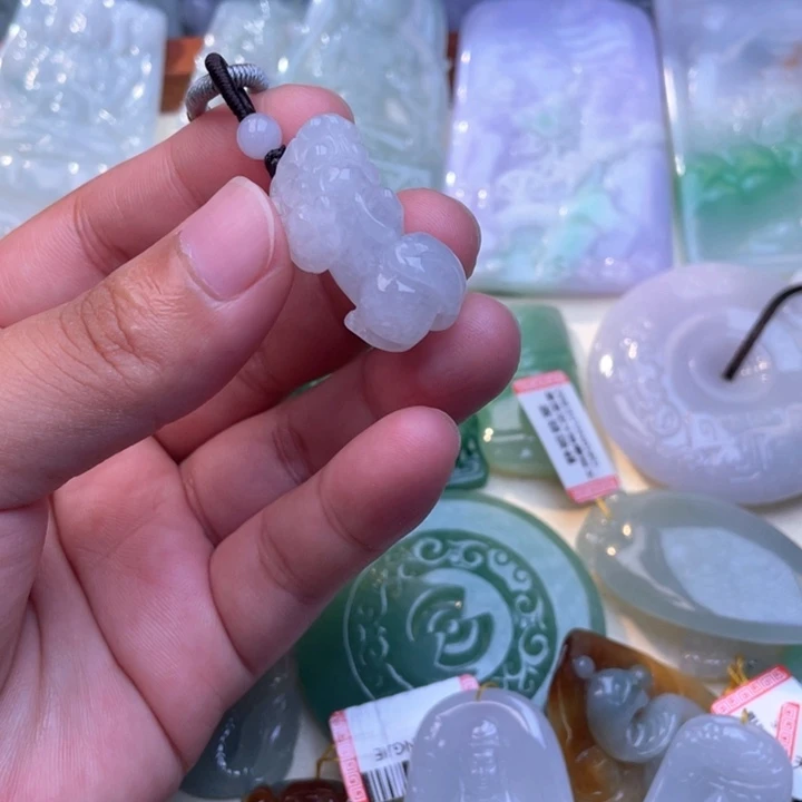 翡翠未镶嵌颈饰貔貅