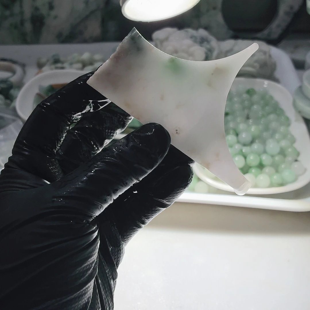 翡翠未镶嵌颈饰边角料