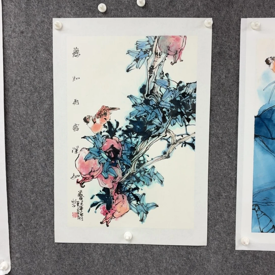 云***人国画宣纸上写着一个小故事一