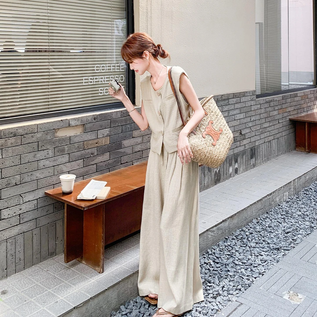 浅米色干练气质套装女士2025夏季新款高级感圆领马甲阔腿裤两件套