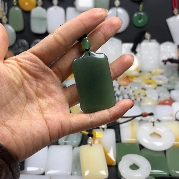 石英质玉（金丝玉）未镶嵌颈饰
