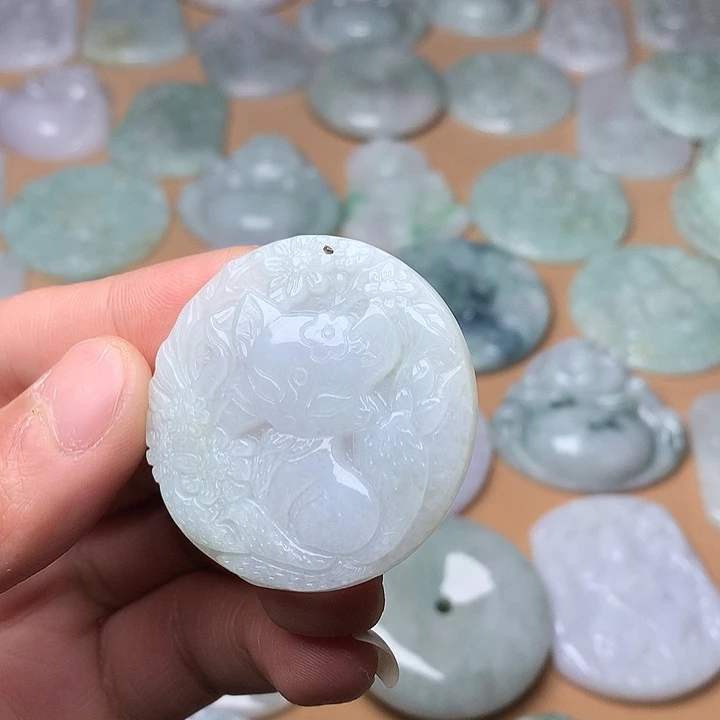 翡翠未镶嵌颈饰狐狸