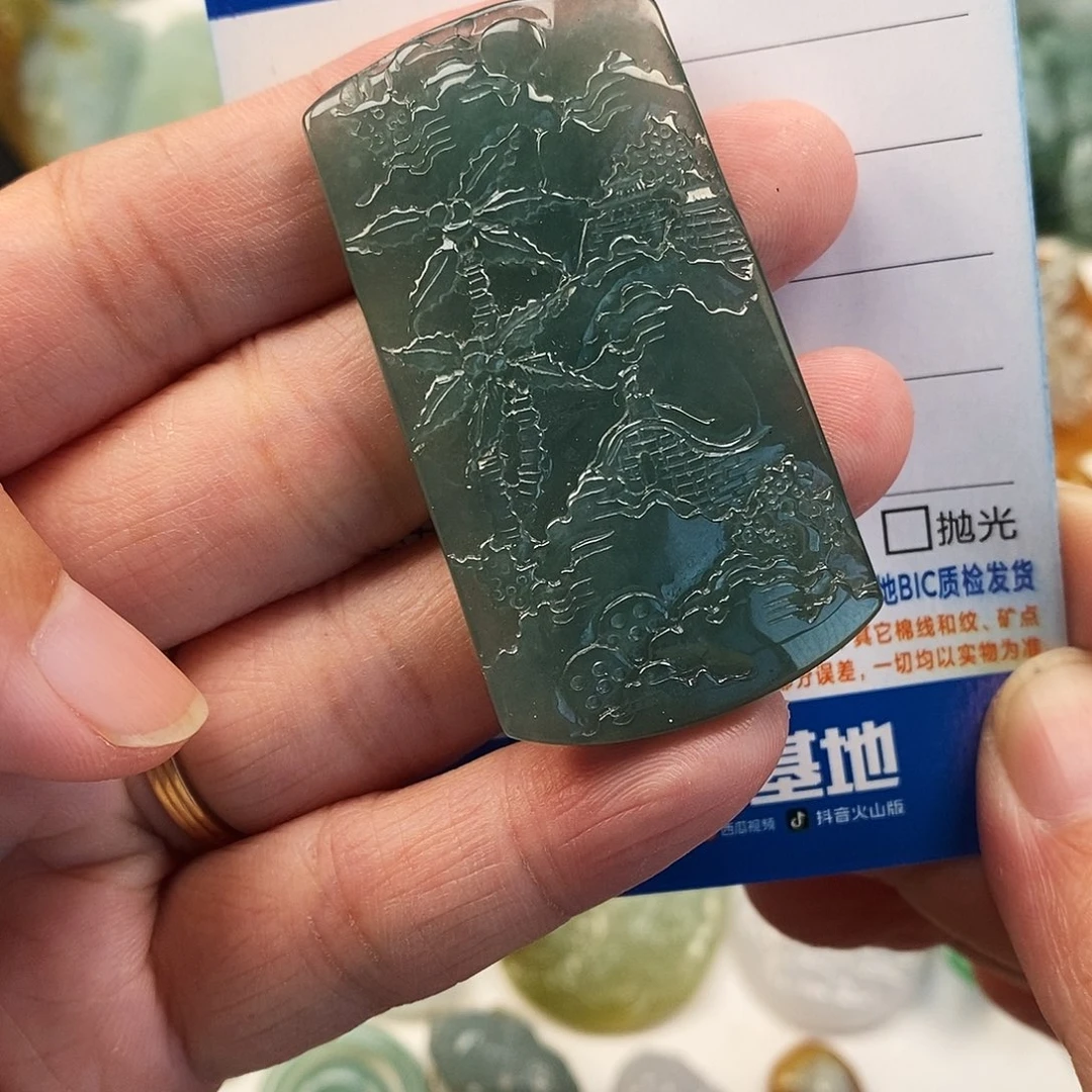 翡翠未镶嵌颈饰山水