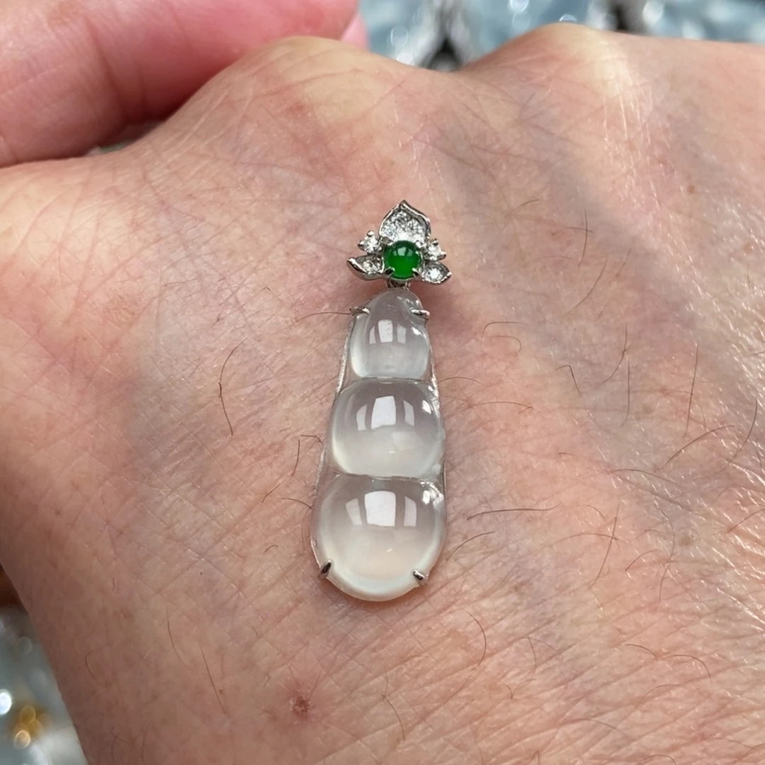 颈饰18K金镶嵌翡翠豆子