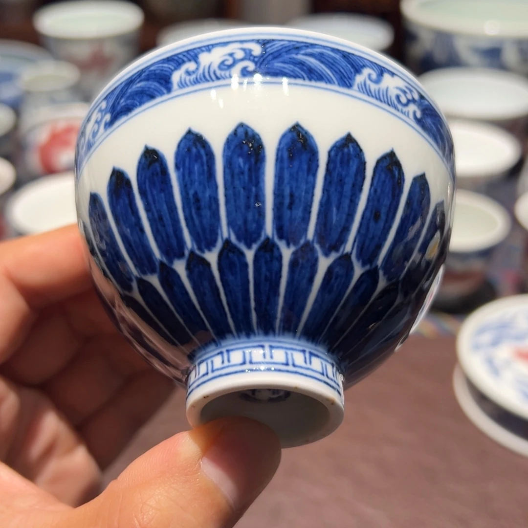 精品青花海水双菊瓣纹鸡心杯口径约8.5厘米