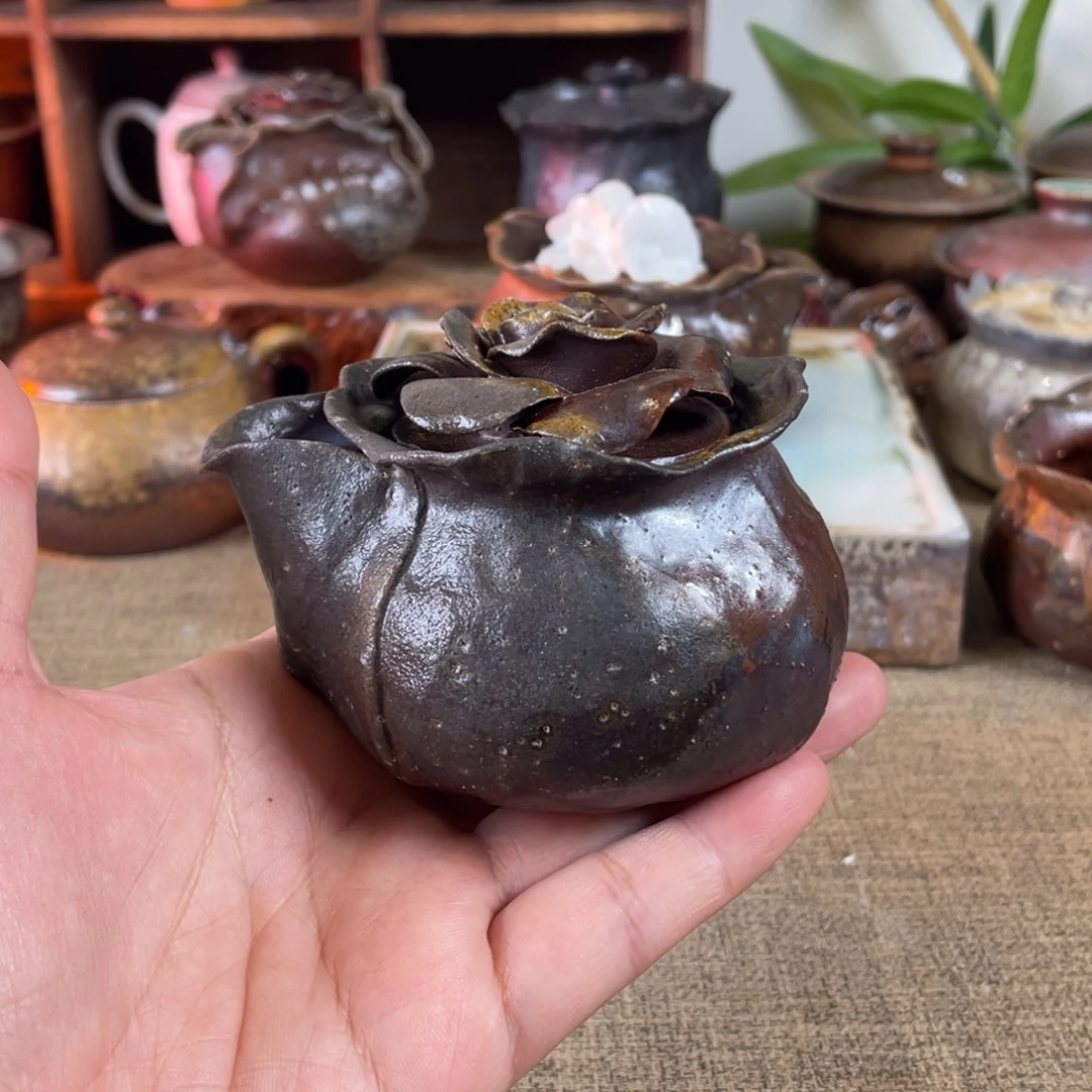 红珍珠宝瓶。 手捏。   柴烧