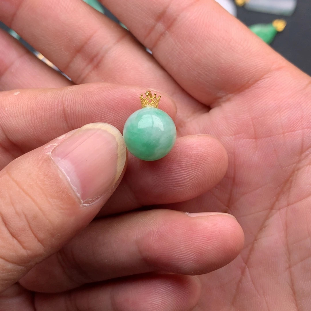 翡翠18K金镶嵌颈饰转运珠