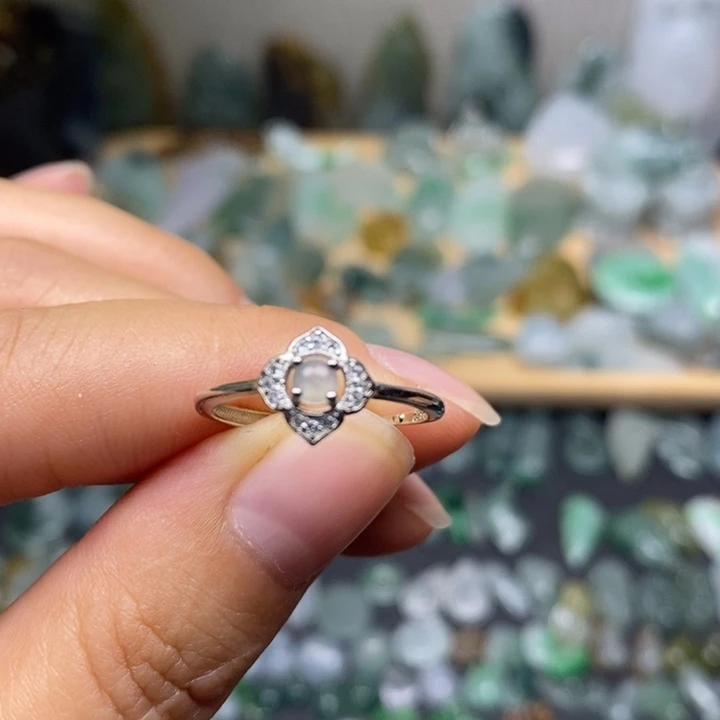 颈饰未镶嵌翡翠戒指一个