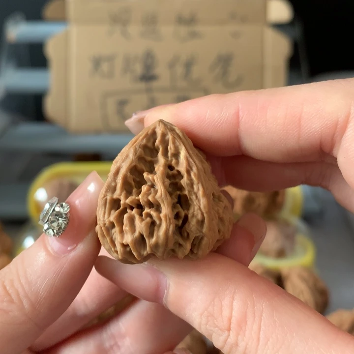 魔***天吊坠文玩核桃异形单只，有瑕疵