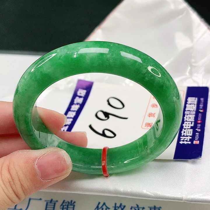 翡翠手镯未镶嵌翡翠