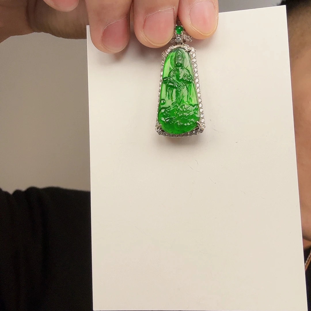 翡翠未镶嵌颈饰一件