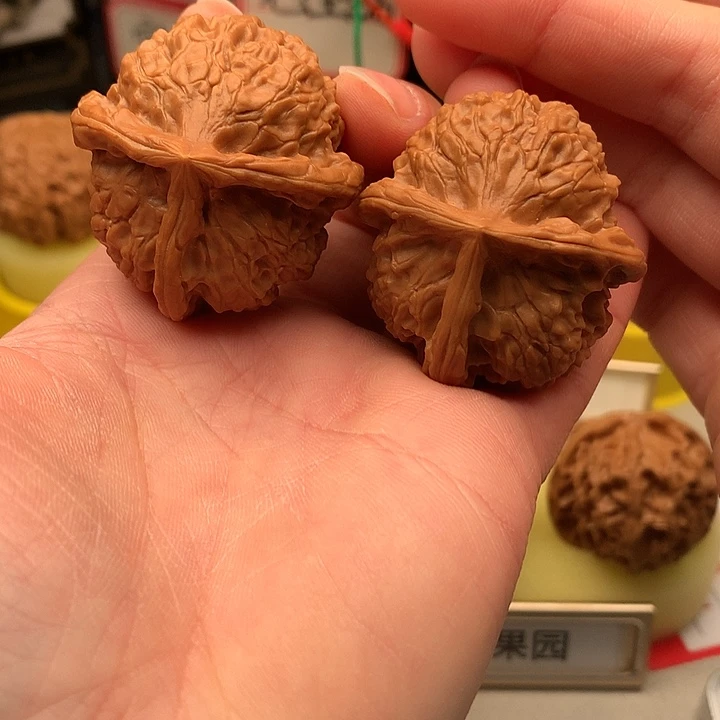 骆***君文玩核桃吊坠39尺三棱685号