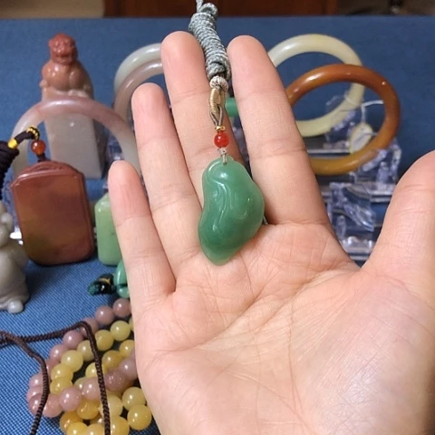 颈饰未镶嵌石英质玉