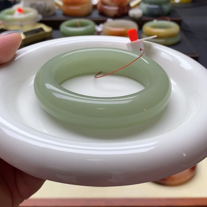 未镶嵌手镯石英岩玉