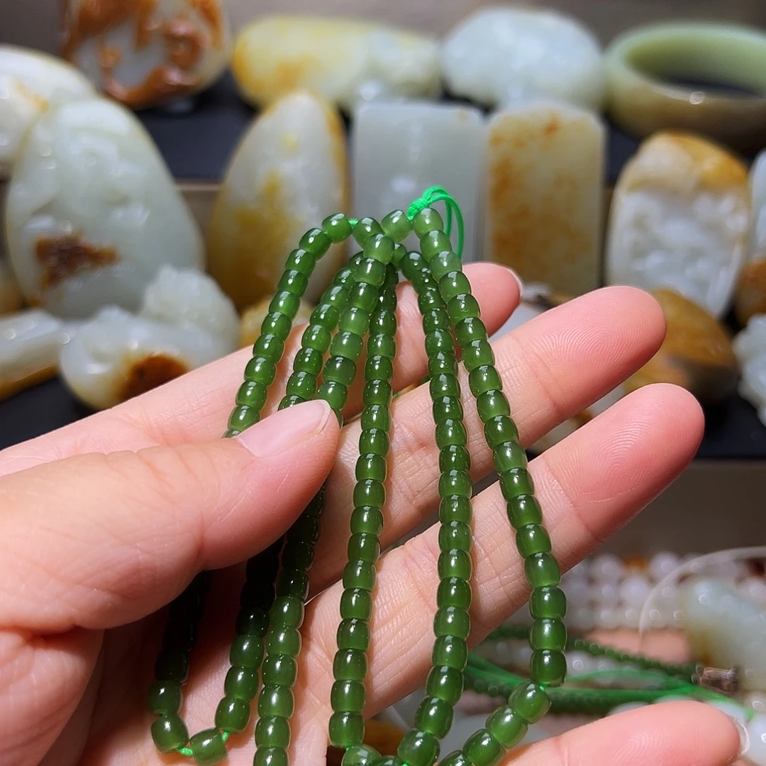 达***伯和田玉未镶嵌颈饰