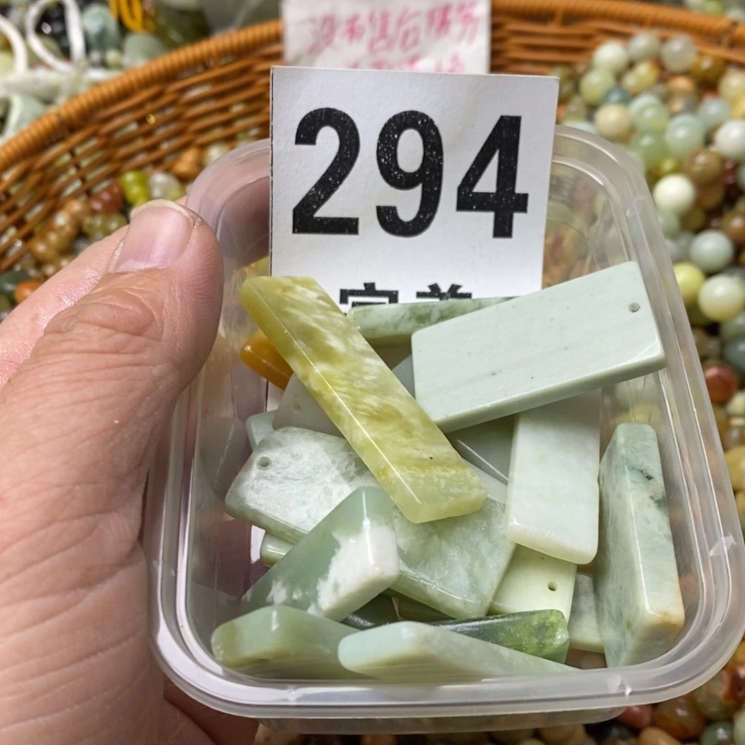 蛇纹石玉挂坠未镶嵌