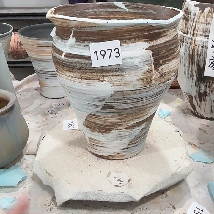 摆件高23，口17，有孔1973