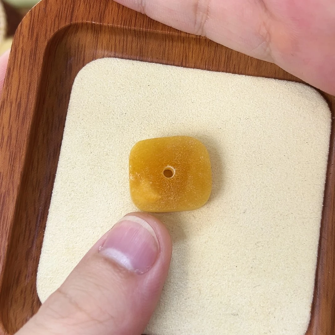 蜜蜡未镶嵌珠宝奇石
