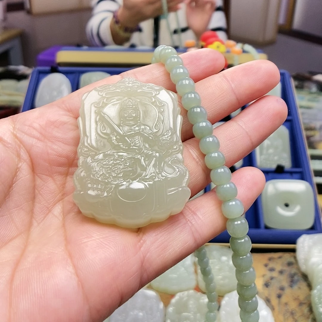 和田玉颈饰未镶嵌金****发