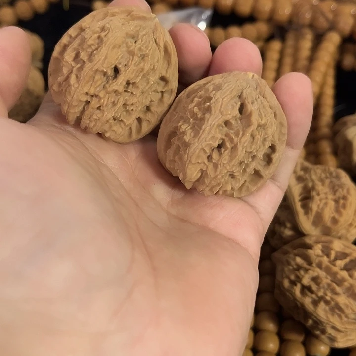 把件文玩核桃39左右微微瑕白狮子练手对，编号0036