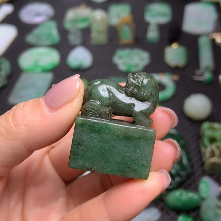 翡翠挂件未镶嵌……