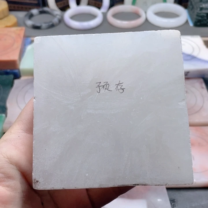 夜***梦石英质玉未镶嵌手镯定制