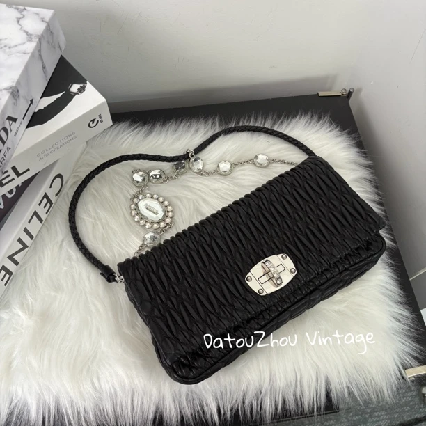 95新 MIU MIU/缪缪 黑银新款褶皱宝石链单肩包 os