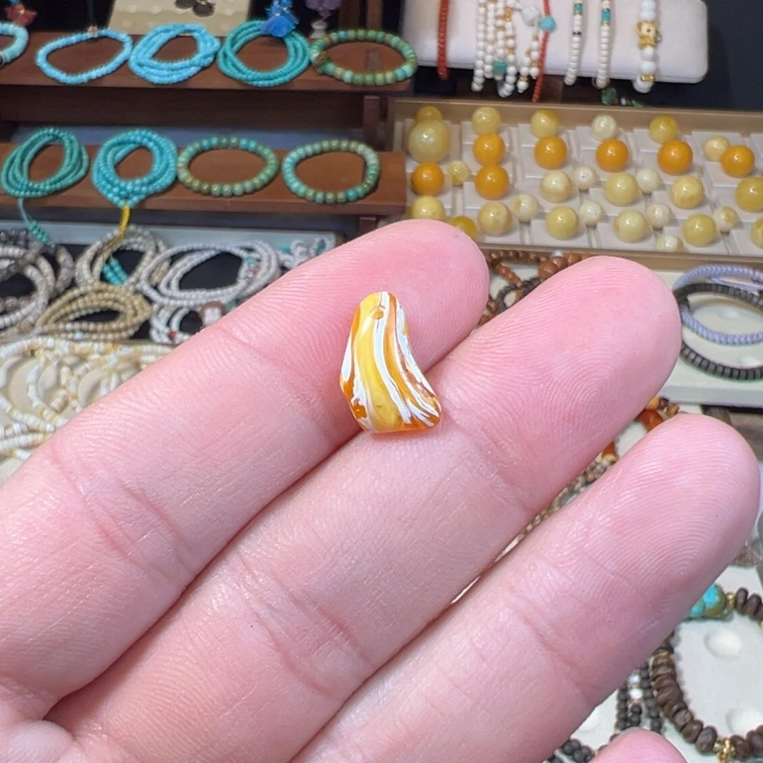 琥珀未镶嵌裸石金瓷白拉丝妖花卡子，侧挂