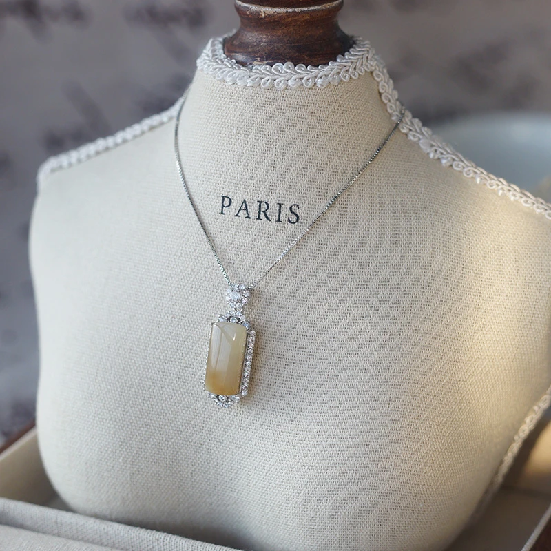 新疆和田玉且末糖白双色吊坠