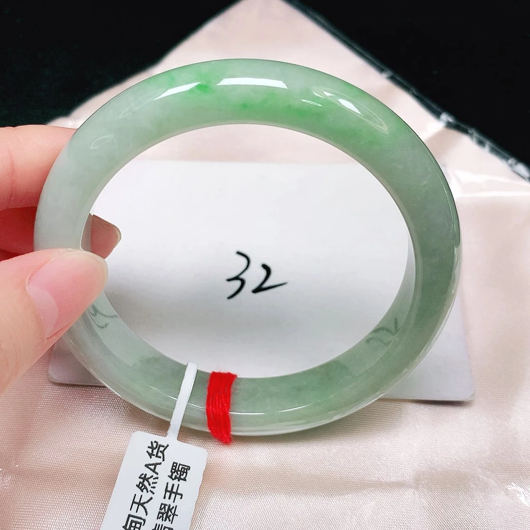 翡翠手镯未镶嵌翡翠手镯未镶嵌