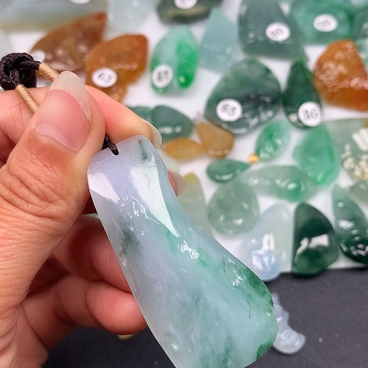 翡翠未镶嵌颈饰随型