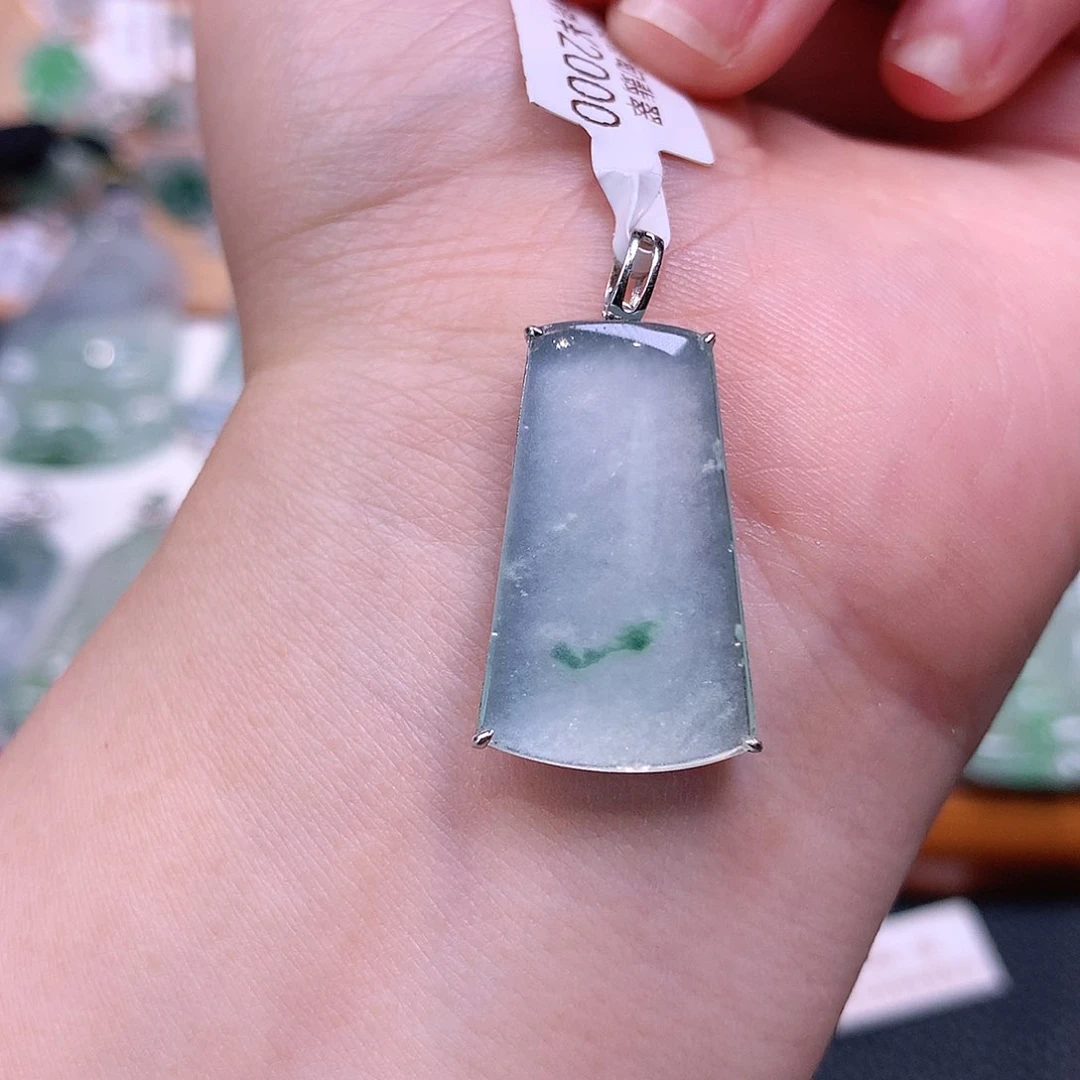 翡翠18K金镶嵌颈饰无事牌