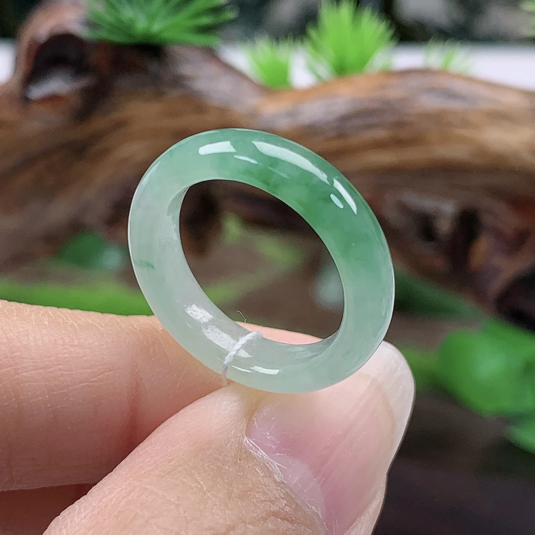 a470天然翡翠A货飘花戒指11号圈口内直径15.9宽4.9厚3.3mm 有内纹