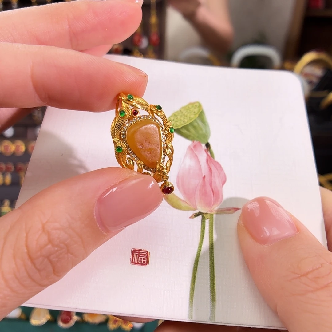 和田玉18K金镶嵌颈饰林*锤