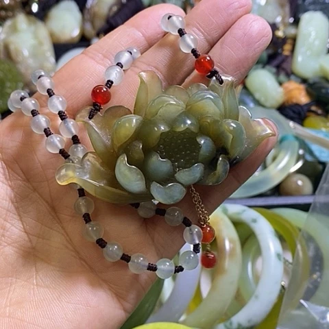 岫玉未镶嵌颈饰一个