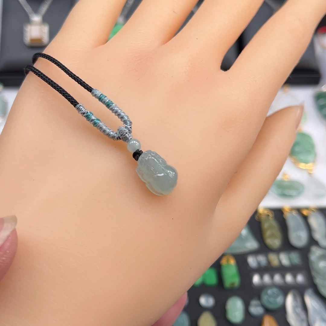 翡翠未镶嵌颈饰貔貅