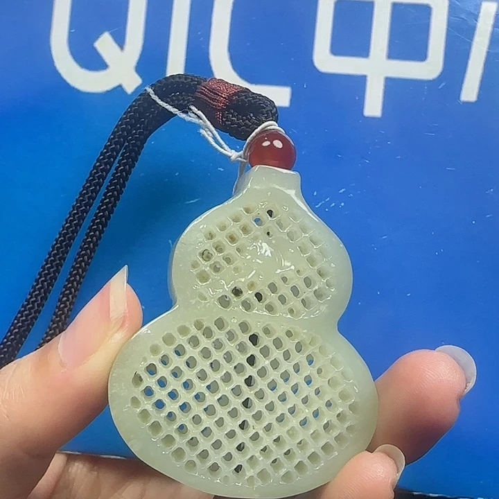 雪***峰和田玉未镶嵌挂件